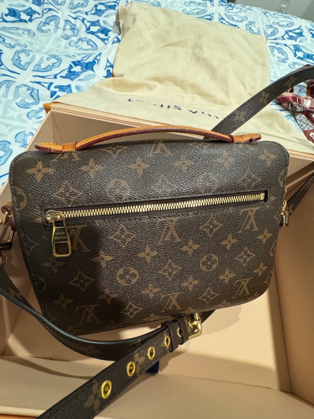 "Authentic Louis Vuitton Monogram Pochette Métis - Good Condition" - Picture 12 of 16